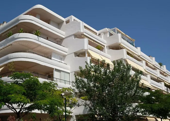 Luxury Modern With Terrace, Pool And Garage! *